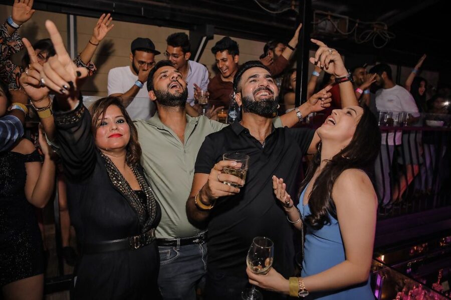 Las Vegas: Club Crawl by Party Bus w/ Free Drinks - Should you book this Las Vegas party bus crawl?