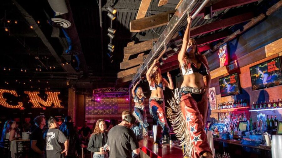 Las Vegas: Country Bar Crawl by Party Bus w/ Mixed Drinks - Meeting your host and finding the bus