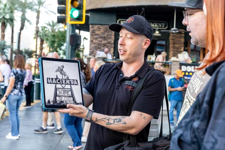 Las Vegas: Fremont Cocktail Crawl & Guided Walking Tour - The Guide Makes the Difference