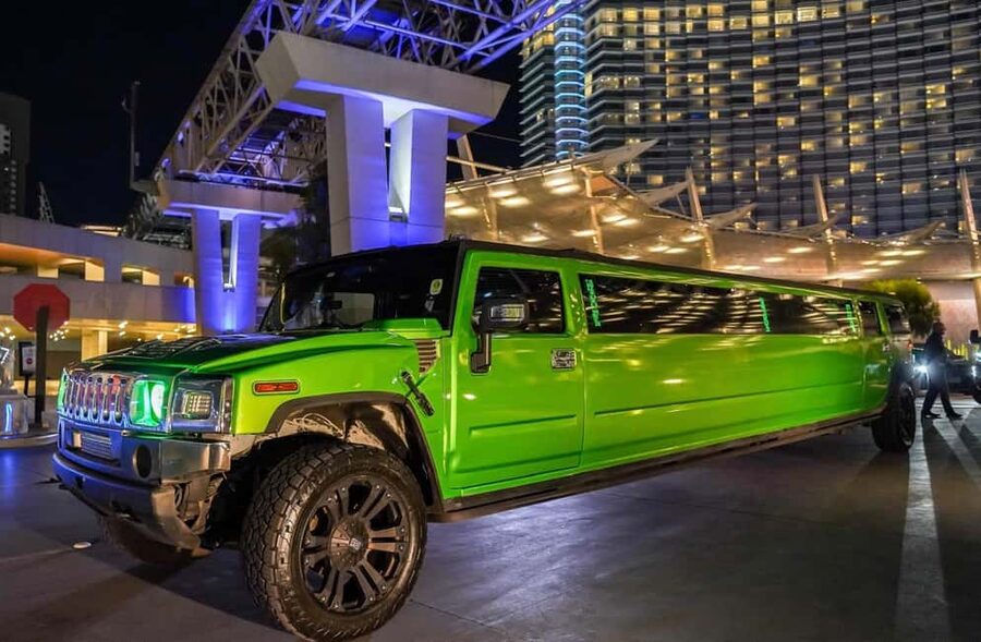 Las Vegas Limo Tour with Champagne and Nightclub Entry - A one-hour Las Vegas night with a clear purpose