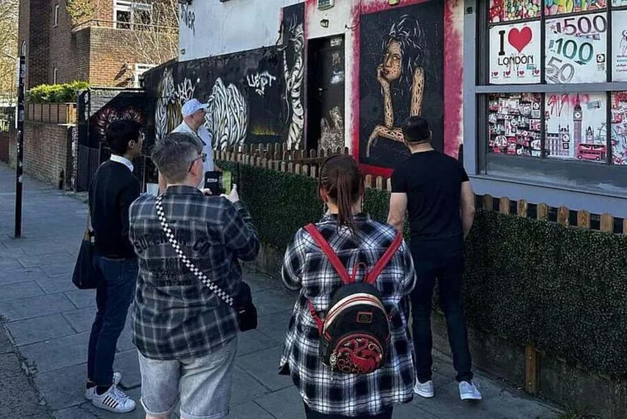 London: Amy Winehouse Bar Tour with Drinks and Snacks - Who will enjoy this most