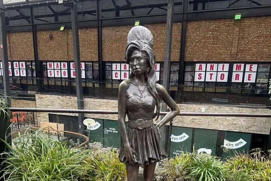 London: Amy Winehouse Bar Tour with Drinks and Snacks - Starting outside the Roundhouse