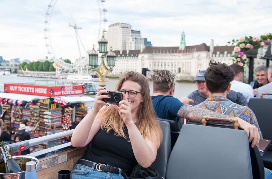 London: Bar Bus Tour by Tootbus - Music, drinks, and the social atmosphere