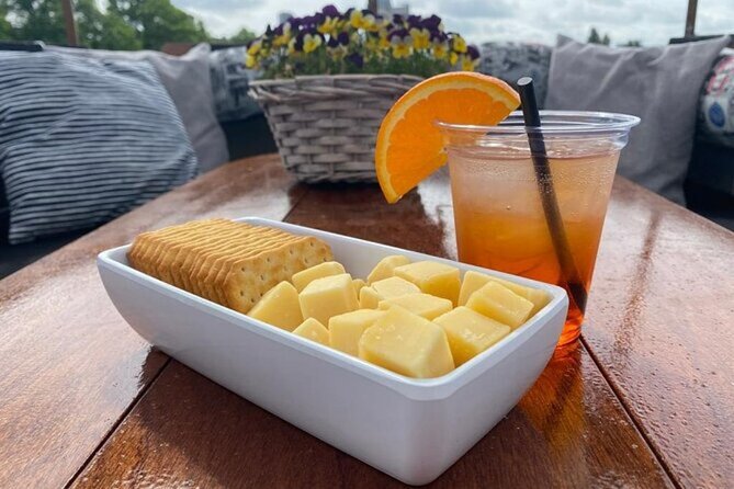 Luxury Amsterdam Canal Cruise – Unlimited Cocktails Included (1H) - How the guides shape the experience