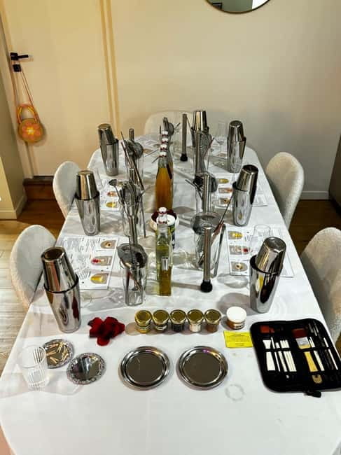 Lyon: Cocktail workshop in your home - Making two cocktails each, not just watching