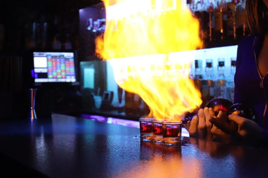 Madrid: Top Pub Crawl with Drinks and Free Nightclub Entry - Gran Via: the final bars before the club