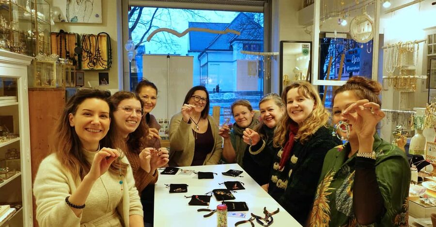 Maral Kunst : Jewelry Bar Experience (Jewelry Making) - Starting with Marals gallery and materials