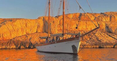 Marseille: Frioul Islands Sunset Cruise with Cocktail Dinner