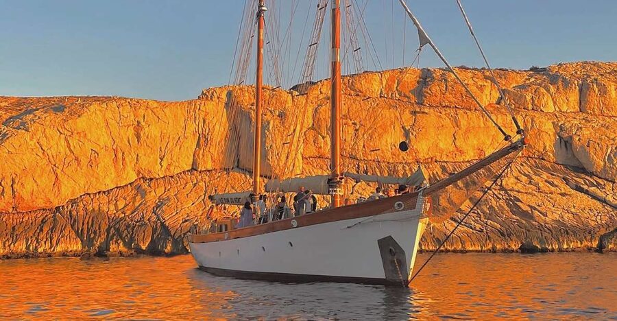 Marseille: Frioul Islands Sunset Cruise with Cocktail Dinner - The first 30 minutes, Marseille from offshore