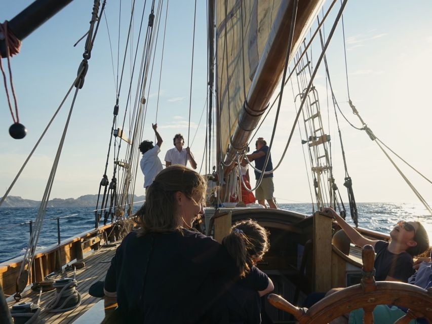 Marseille: Sunset Cruise Cocktail-Dinner in Frioul Islands - The 30-minute sail toward the Frioul Archipelago