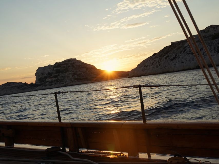 Marseille: Sunset Cruise Cocktail-Dinner in Frioul Islands - What the $94 price really covers