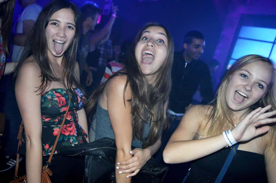 Melbourne: Weekly Bar Crawl: 5 Free shots, Club Entry - Four bars, then a club