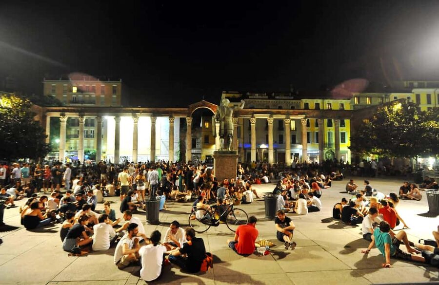 Milan Social Walk: Bars, Squares & Local Vibes - Walking from Porta Ticinese into Navigli
