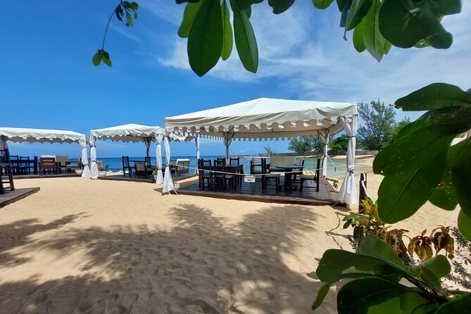 Montego Bay: Bamboo Beach Club with Lunch and Cocktails - The cocktail demonstration and beach service