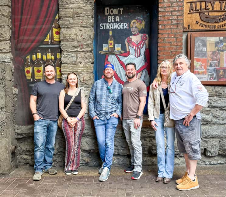 Nashville: Live Music Bar Crawl with Local Artists - The first live set: local music in a small bar