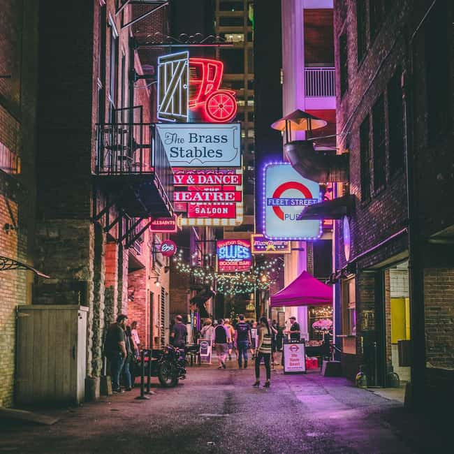 Nashville: Prohibition Cocktail Crawl – Speakeasy Scandals - The guides make or break the evening