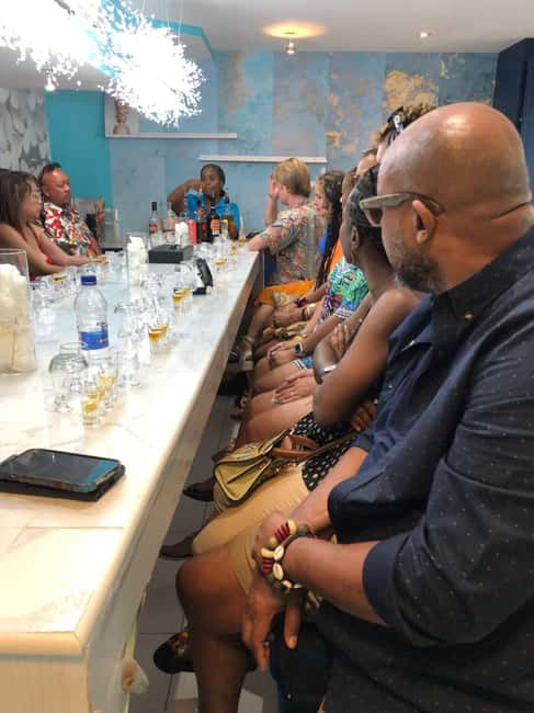 Nassau: Rum Cocktails and Fritter Making Experience - Meeting Trey at the Queen Victoria Statue