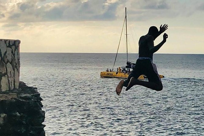 Negril One Love Bus Bar Crawl - The Negril cliffs set the tone