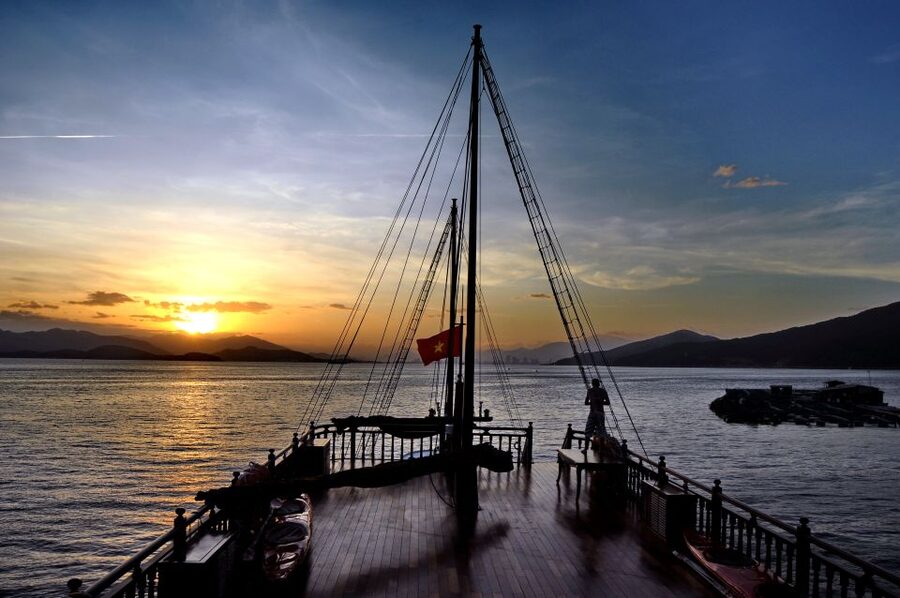 Nha Trang: Romantic Sunset Cocktails and Dinner Cruise - Cocktails, Wine, and Music on Deck