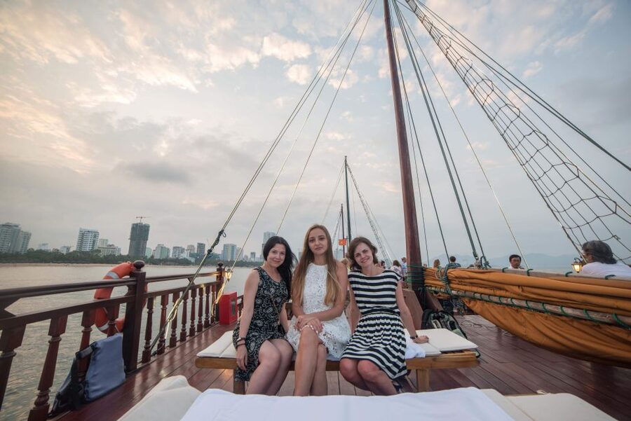 Nha Trang: Romantic Sunset Cocktails and Dinner Cruise - Couples, Families, and Special Occasions
