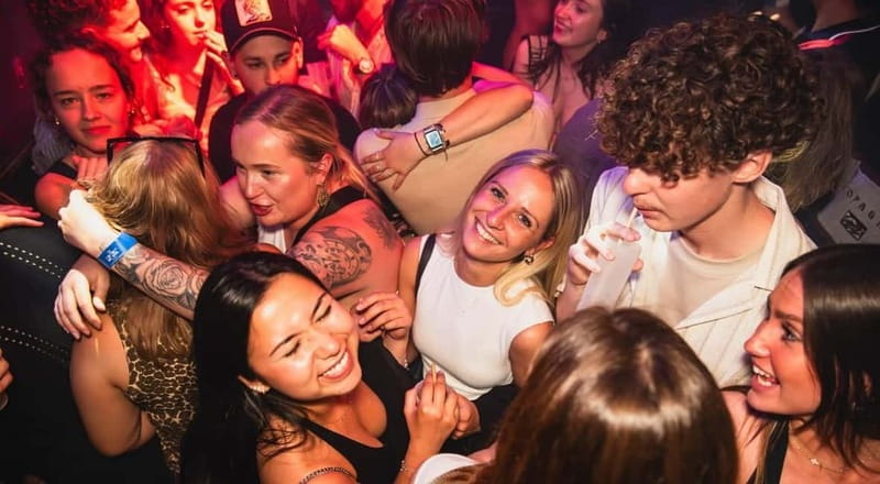 Nice: Bar/Pub Crawl with Free Shots and VIP Entry - Meeting the blue-shirted group in the Old Town