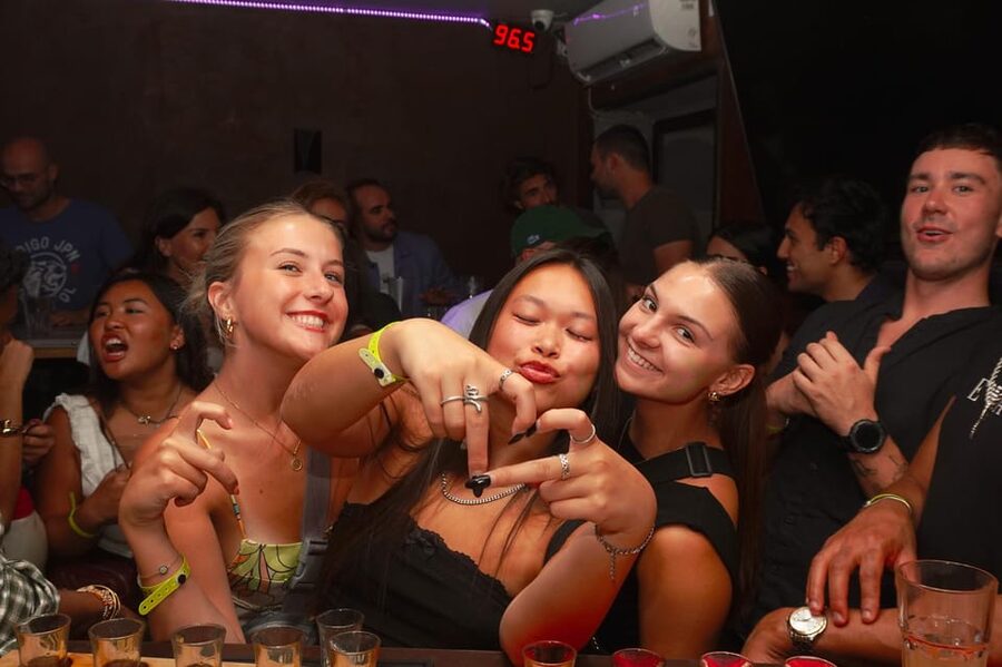 Nice: Orange Bar Crawl with 5 Free Shots & VIP Club Entry - The first bar: easy introductions and fast energy