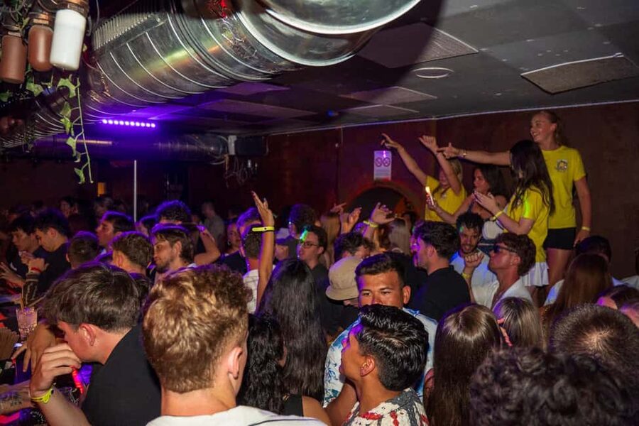Nice : Yellow Pub Crawl - Social Bars, Games & Meet People - Booking, Cancellation, and Useful Night-of Tips
