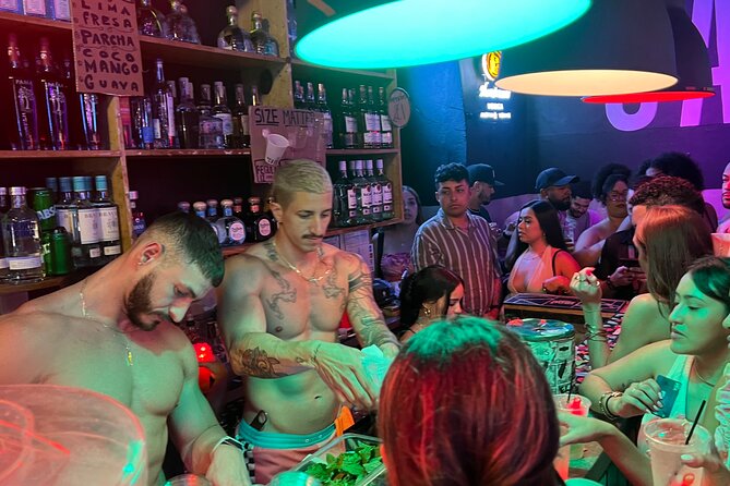 Nightlife Adventure La Placita Calle Cerra La factoría La Perla - What the air-conditioned vehicle adds