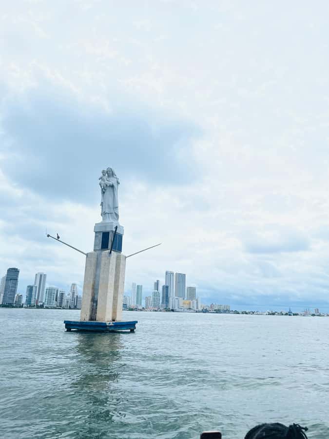 Nightlife: sunset boat party + tour of the old town - Returning at 7:00 pm for Colombian food