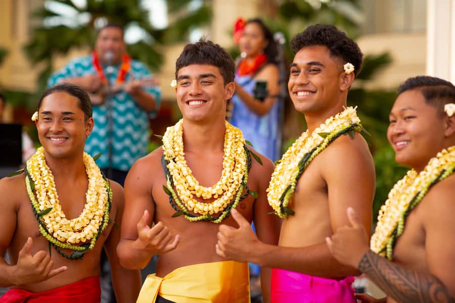 Oʻahu: Nā Lei Aloha Lūʻau & Dinner or Cocktail Show Option - A lei greeting with a purpose