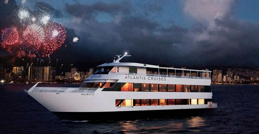 Oahu: Friday Night Fireworks Cocktail Cruise - The welcome drink and onboard bar