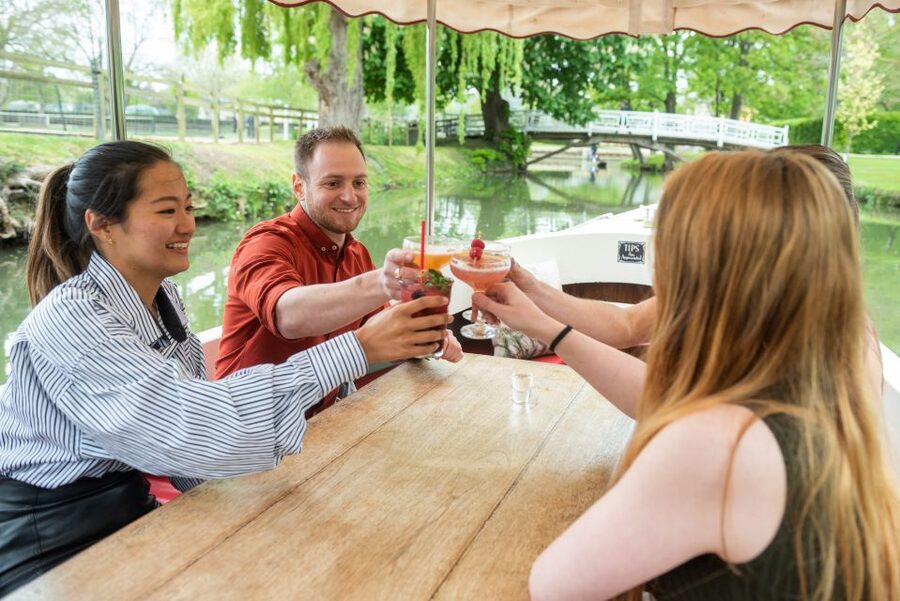 Oxford: Evening Sightseeing River Cruise with a Cocktail - A cocktail cruise with Oxford character