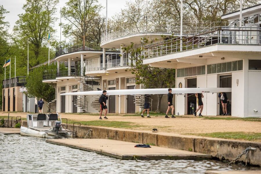 Oxford: Evening Sightseeing River Cruise with a Cocktail - Following Oxford’s regatta course