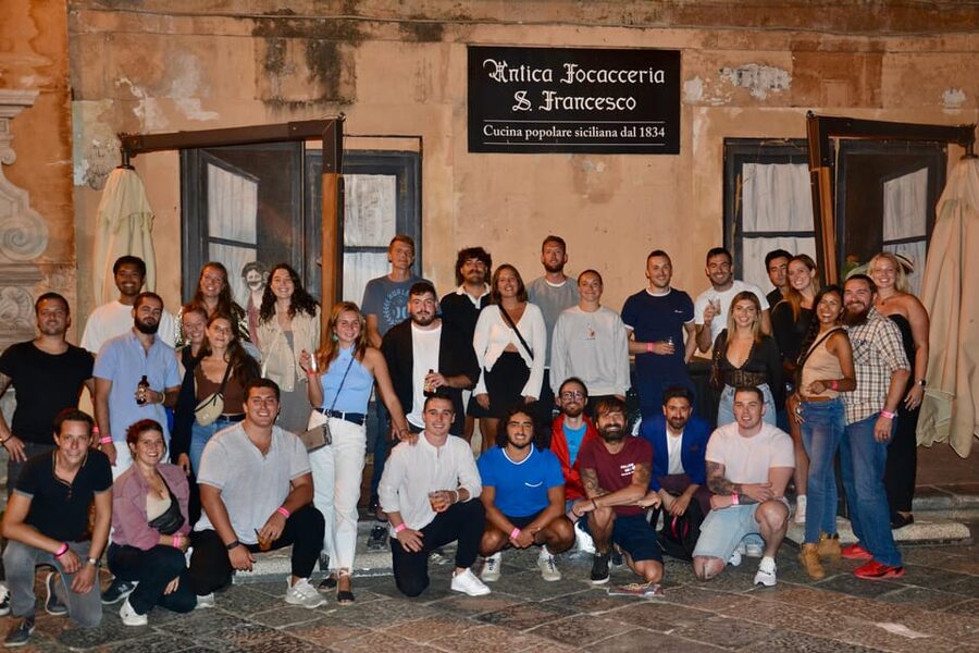 Palermo: Guided Bar Crawl with Shots and Discounts on Drinks - Guides who keep the group connected