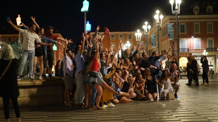 Paris: Guided New Year's Eve Bar Crawl with Drink - Moving to the second bar