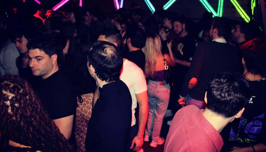 Paris: Latin Quarter Guided Pub Crawl to Bars and Clubs - Practical tips for a smoother night