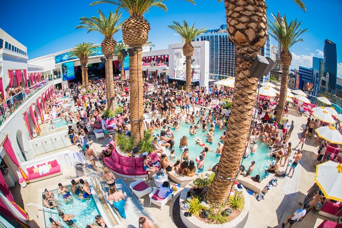 Party Bus Dayclub Crawl - First stop: a pre-party drink and the first pool venue