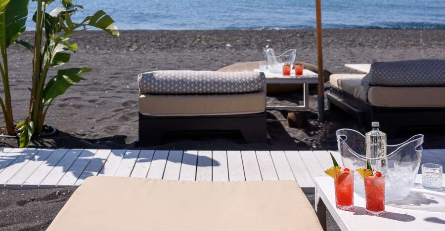 Perivolos Beach: Sun-Bed Experience FortyOne Bar Restaurant - How the day unfolds from 10:00 AM