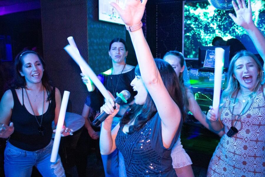 Philadelphia: Secret Bars and Favorite Spots Walking Tour - A bar crawl built around surprise