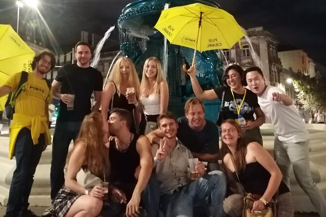Porto Pubcrawl: 5h,7 Drinks,4 bars &Skip the line Club Entry - Rua da Galeria de Paris and the club-style bars