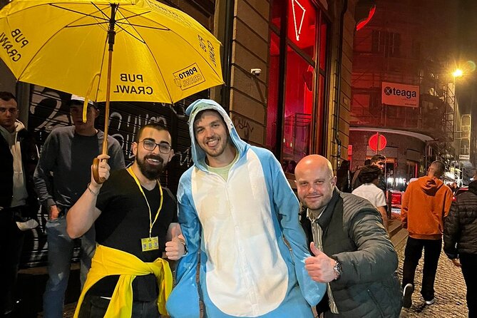 Porto Pubcrawl: 5h,7 Drinks,4 bars &Skip the line Club Entry - Two bars around Largo de Alberto Pimentel
