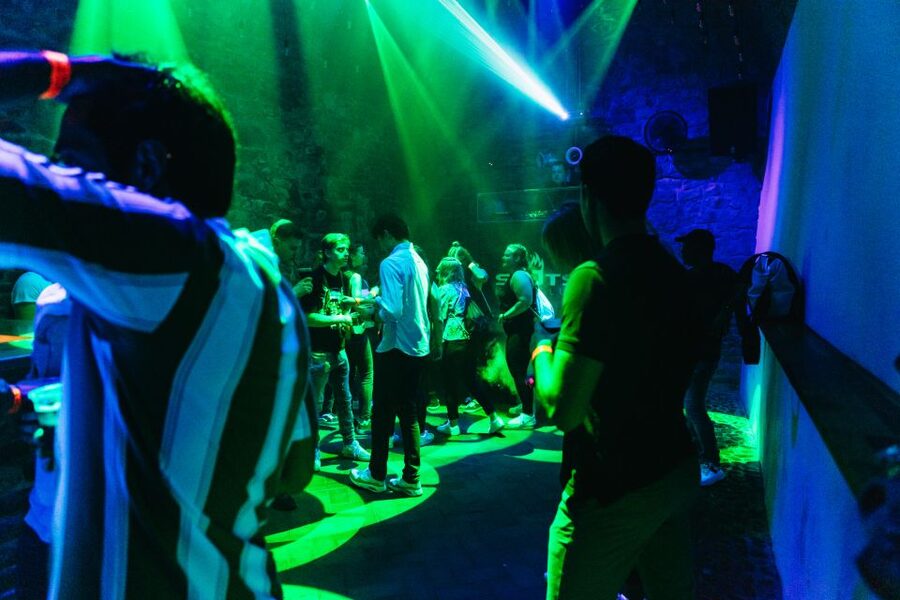 Prague: Pub Crawl with Unlimited Drinks & 5-floor Club Entry - Timing, group size, and practical preparation