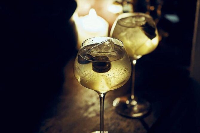 private groupe explore hidden bars & speakeasies in Paris - Why the private format matters