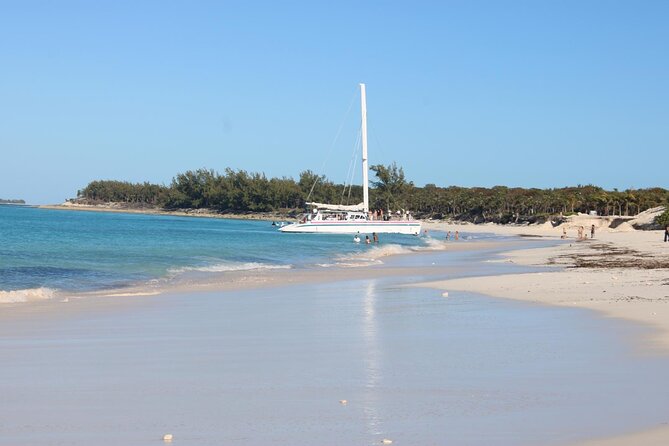 Private speed boat beach and bar hopping visiting Rose island - Leaving New Providence Island by Speed Boat