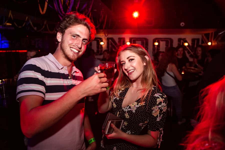 Queenstown: Bar Crawl with 5 Free Shots and Pizza - The guides and how the evening runs
