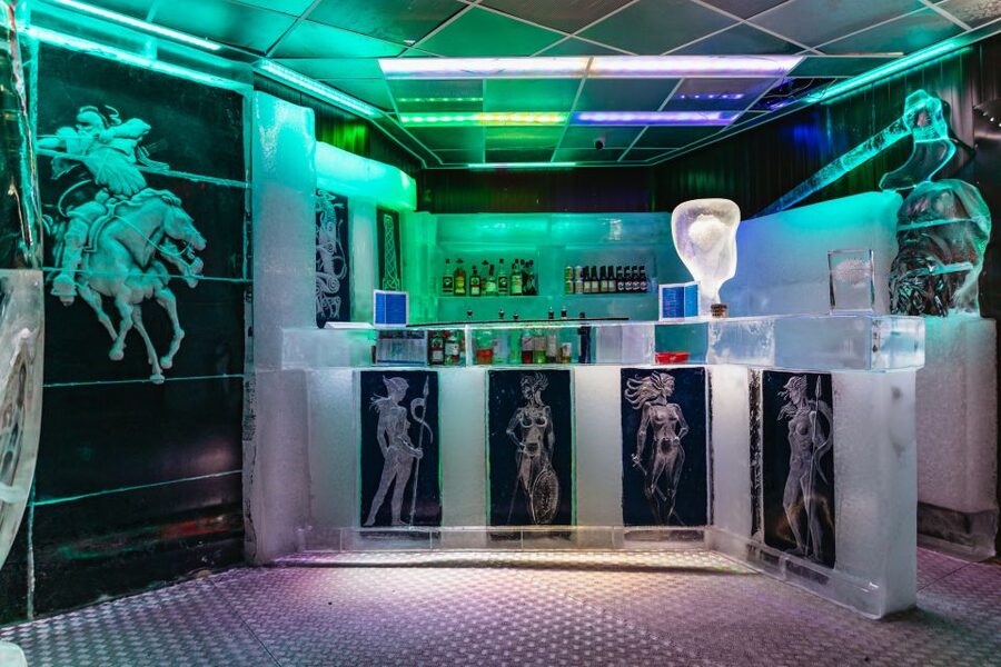 Reykjavik: Magic Ice Bar Entrance and Welcome Drink - A small room with a big photo factor
