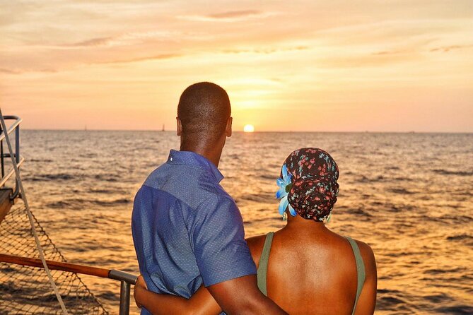 Romantic Sailboat Sunset: Live Music, Premium Bar & Dinner -Cabos - What a maximum of 40 people means