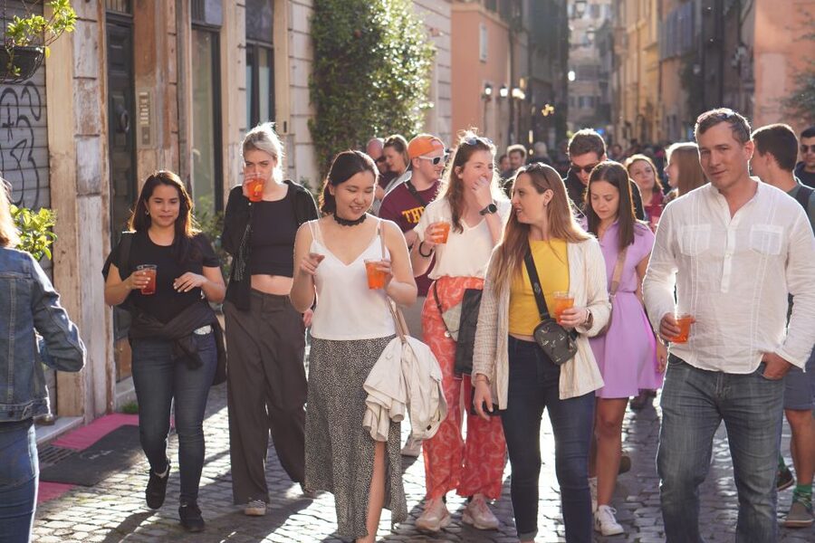 Rome: Evening Walking Tour with Cocktails and Local Guide - Key points at a glance