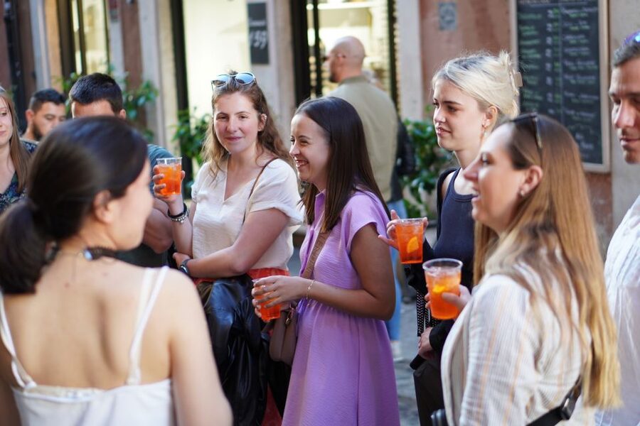 Rome: Evening Walking Tour with Cocktails and Local Guide - How the timing shapes the evening