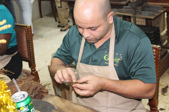 Rum Reggae and Rhythms Tour: Dancing and Cocktails - Graycliff cigars: a short look at hand-rolling